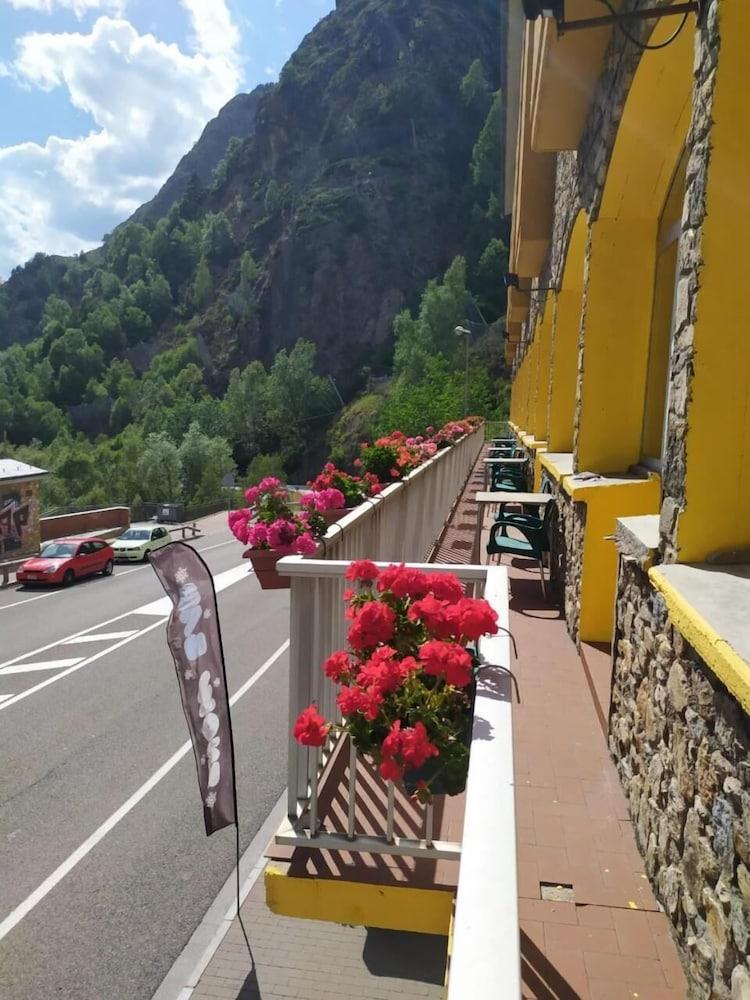 Hotel Les Terres LʼAldosa Extérieur photo